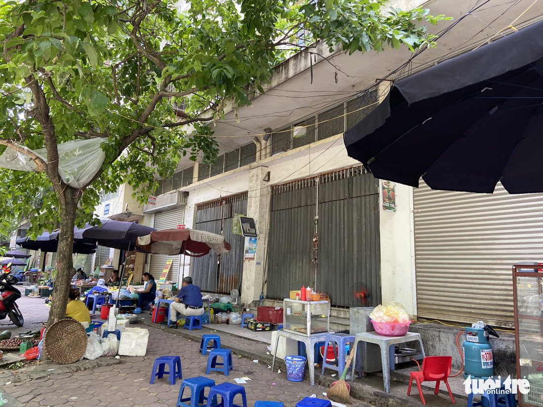 Hàng loạt tòa nhà tái định cư ở Hà Nội bị xẻ thịt để kinh doanh - Ảnh 9.