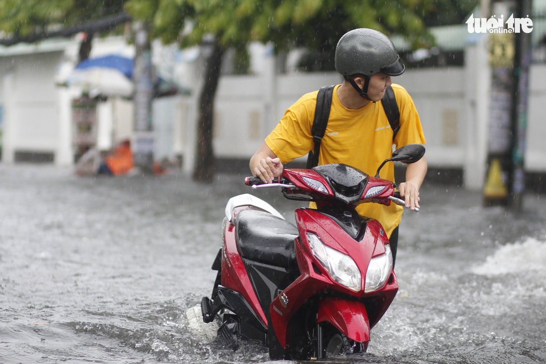 Mưa lớn chiều cuối tuần, nhiều tuyến đường TP.HCM lại mênh mông nước - Ảnh 5.