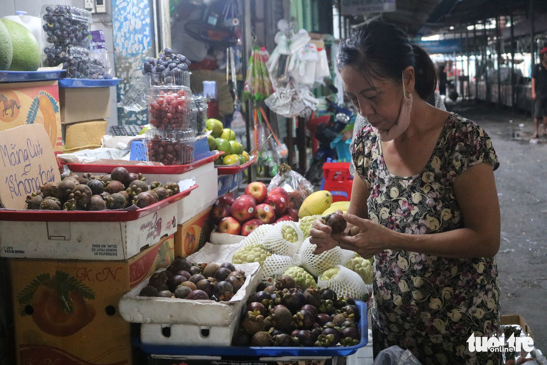 Trước Tết Đoan Ngọ, hàng hóa chậm lụt hơn năm ngoái - Ảnh 4.