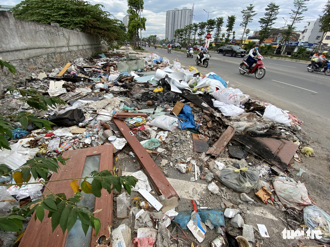 ‘Đại lộ’ ngàn tỉ Chu Văn An dở dang, nhiều nơi ngập ngụa rác - Ảnh 1.