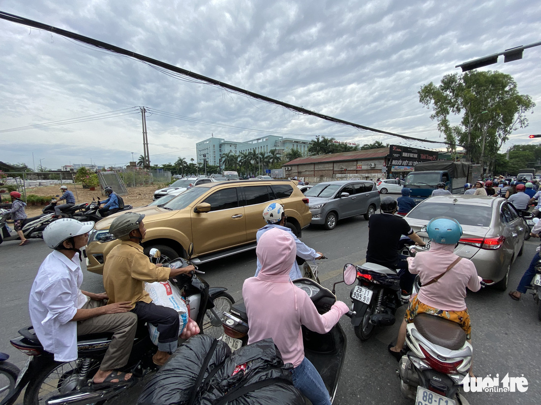 ‘Đại lộ’ ngàn tỉ Chu Văn An dở dang, nhiều nơi ngập ngụa rác - Ảnh 10.