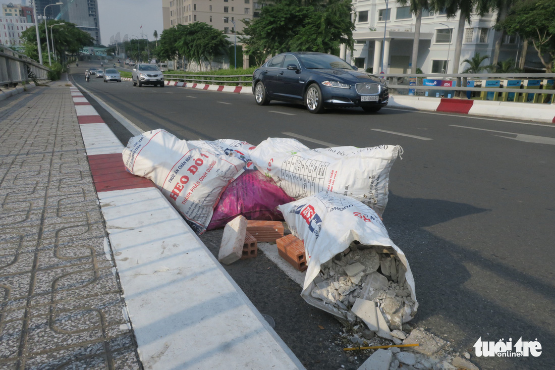 Mang rác xây dựng ra đổ trộm trên cầu Calmette - Ảnh 1.