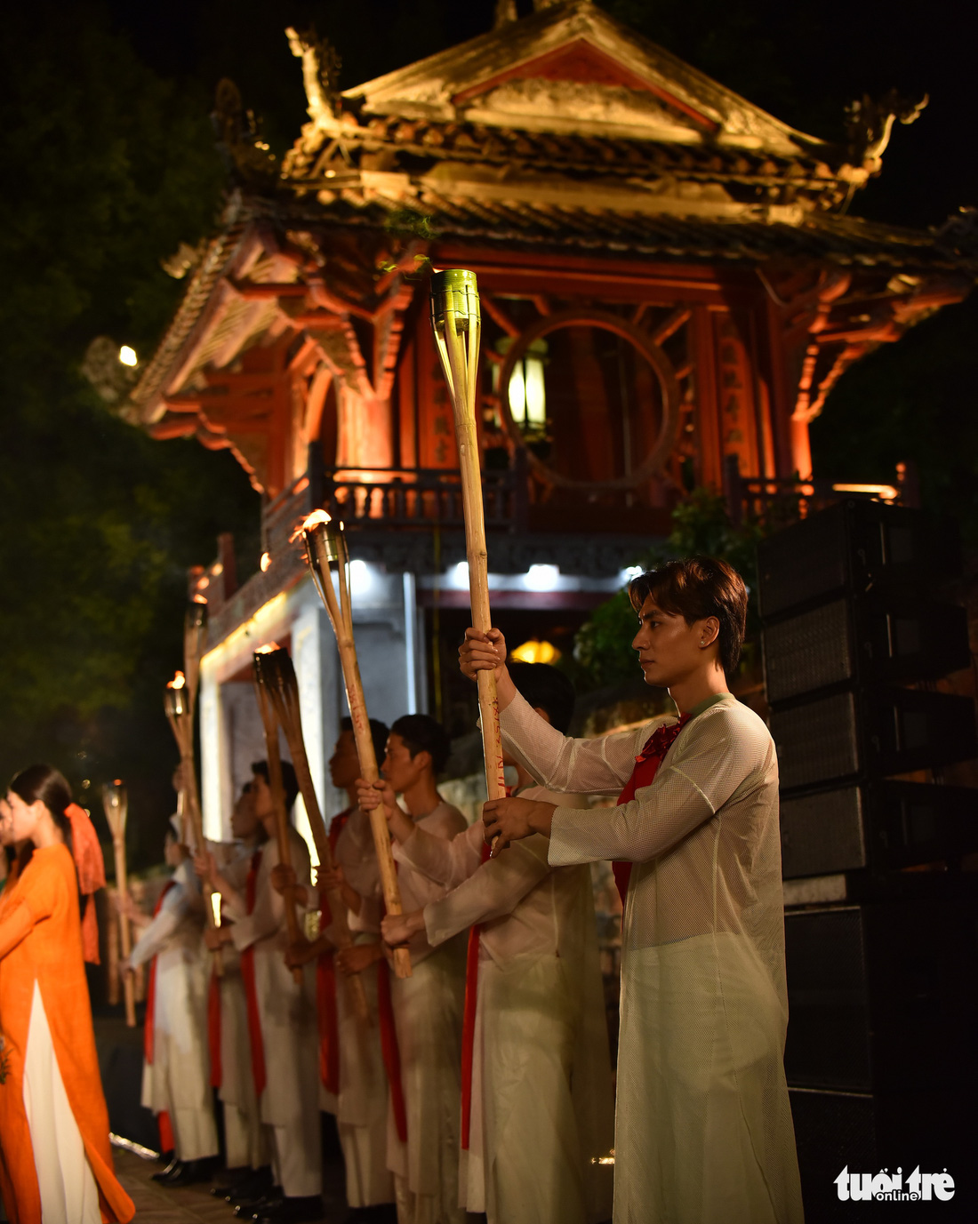 Giếng Thiên Quang - Văn Miếu Quốc Tử Giám - thành sàn diễn lung linh tôn vinh áo dài - Ảnh 15.