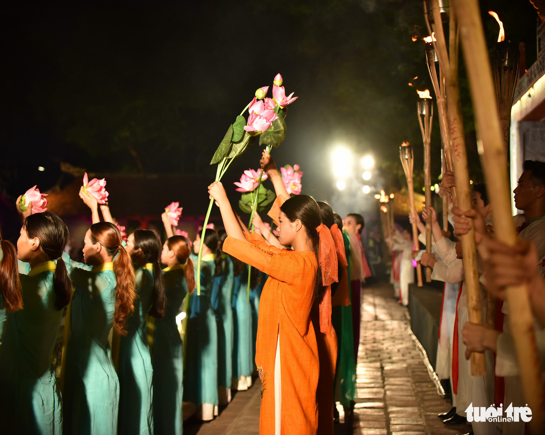 Giếng Thiên Quang - Văn Miếu Quốc Tử Giám - thành sàn diễn lung linh tôn vinh áo dài - Ảnh 16.