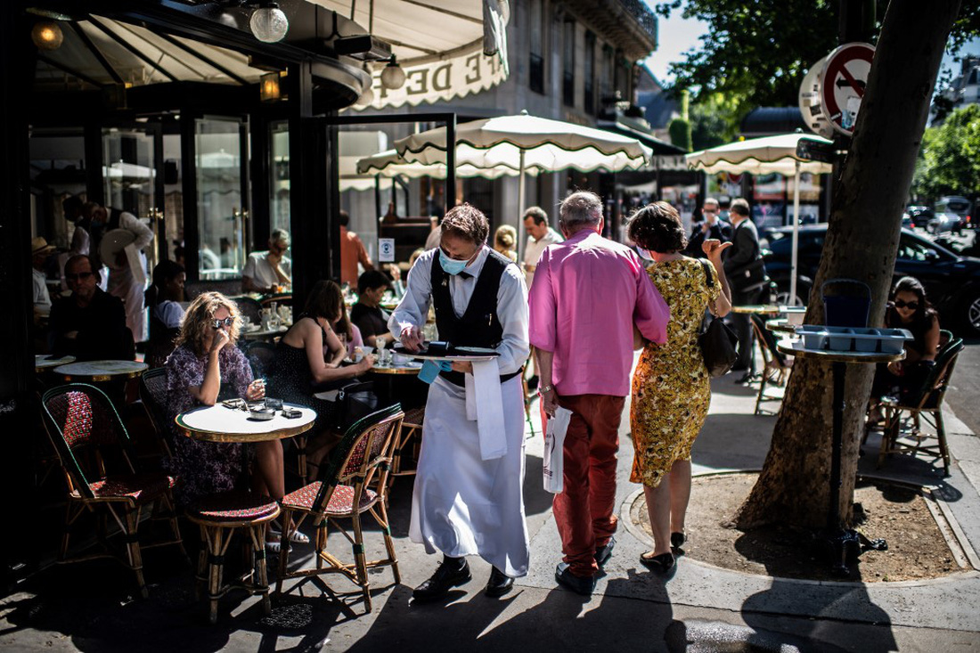 Dân Pháp đi uống cà phê sau cách ly đông vui như ngày hội - Ảnh 3.