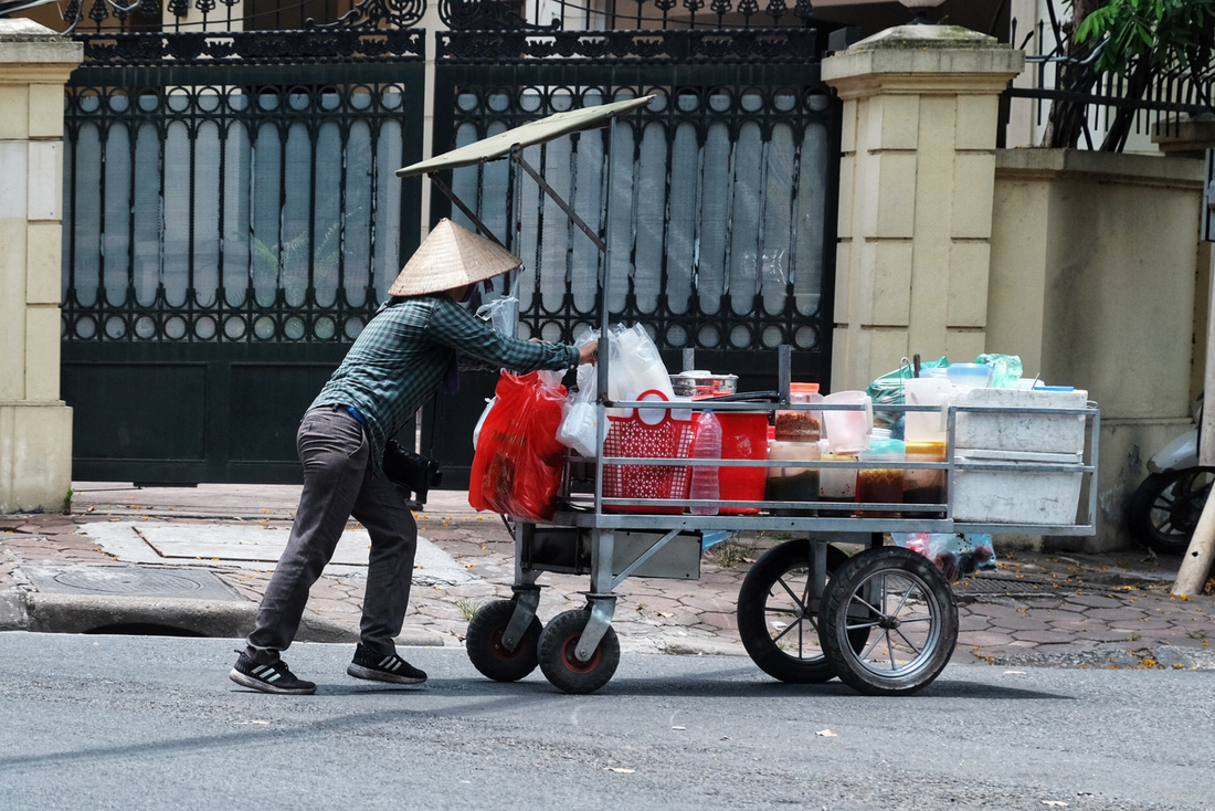 Phơi mình mưu sinh lam lũ dưới trời nắng thiêu đốt 40 độ ở Hà Nội - Ảnh 4.