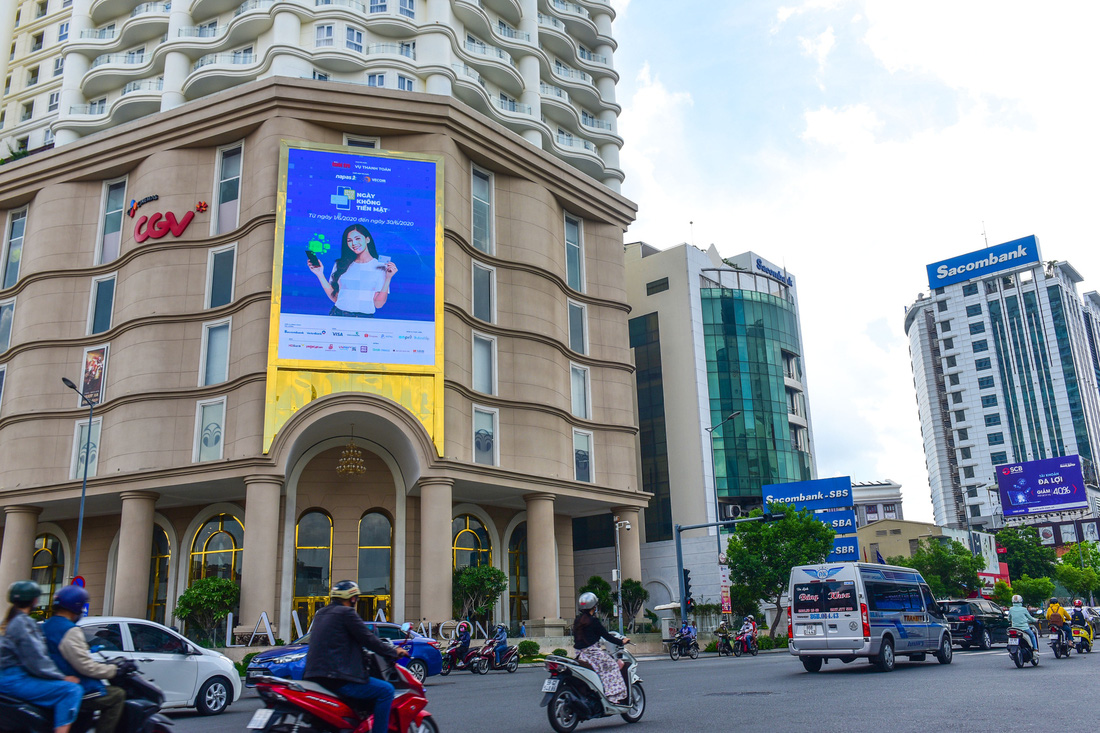 Sôi động Ngày không tiền mặt trên các billboard và băngrôn - Ảnh 1.