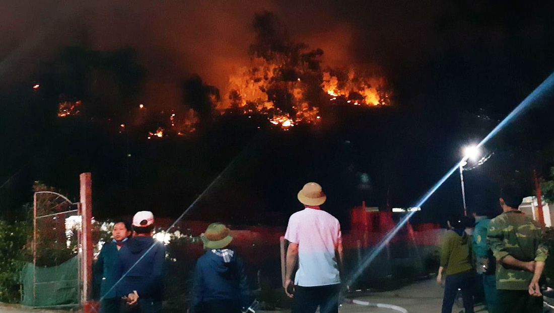 Sau Nghệ An, rừng ở Hà Tĩnh lại đang cháy ngùn ngụt trong đêm - Ảnh 3.
