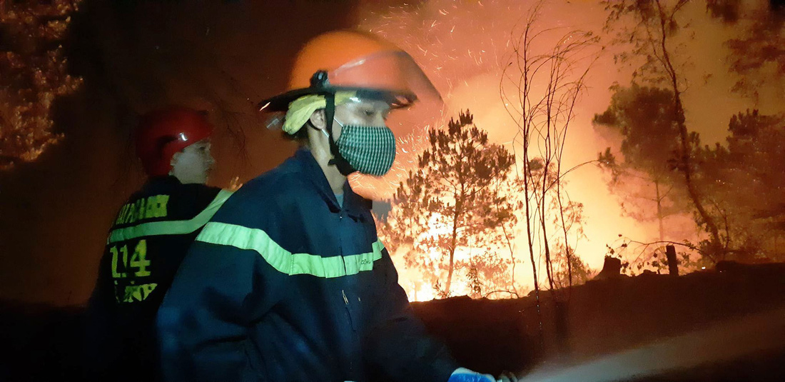 Sau Nghệ An, rừng ở Hà Tĩnh lại đang cháy ngùn ngụt trong đêm - Ảnh 4.