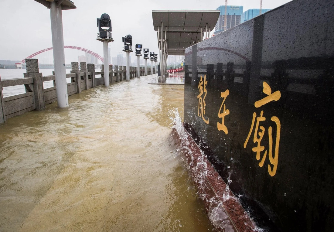 Hình ảnh lũ lụt nhấn chìm hai bờ sông Dương Tử - Ảnh 7.