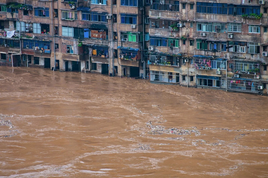 Hình ảnh lũ lụt nhấn chìm hai bờ sông Dương Tử - Ảnh 1.
