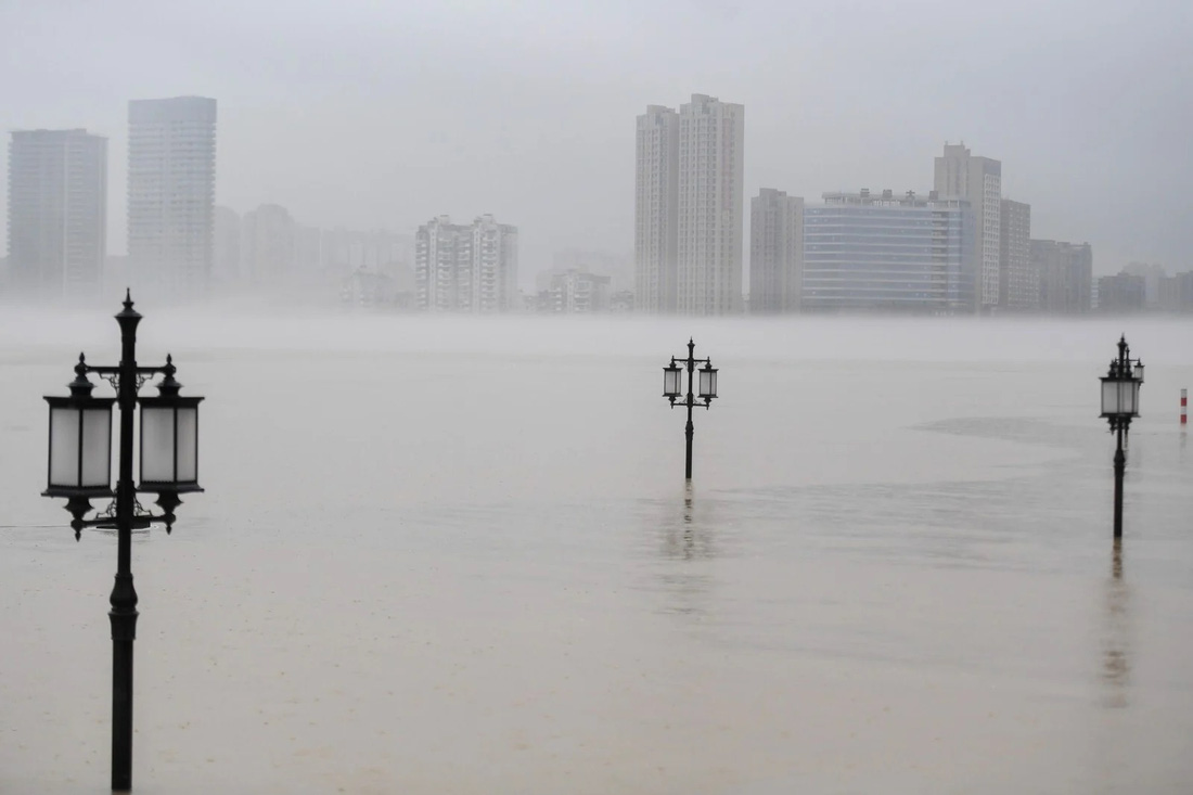 Hình ảnh lũ lụt nhấn chìm hai bờ sông Dương Tử - Ảnh 5.