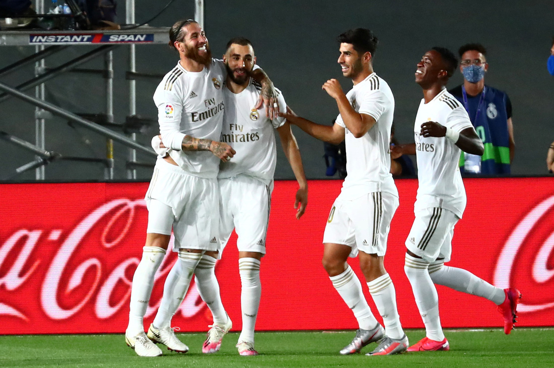 Real Madrid mở hội ăn mừng chức vô địch của mùa giải kéo dài 11 tháng - Ảnh 3.