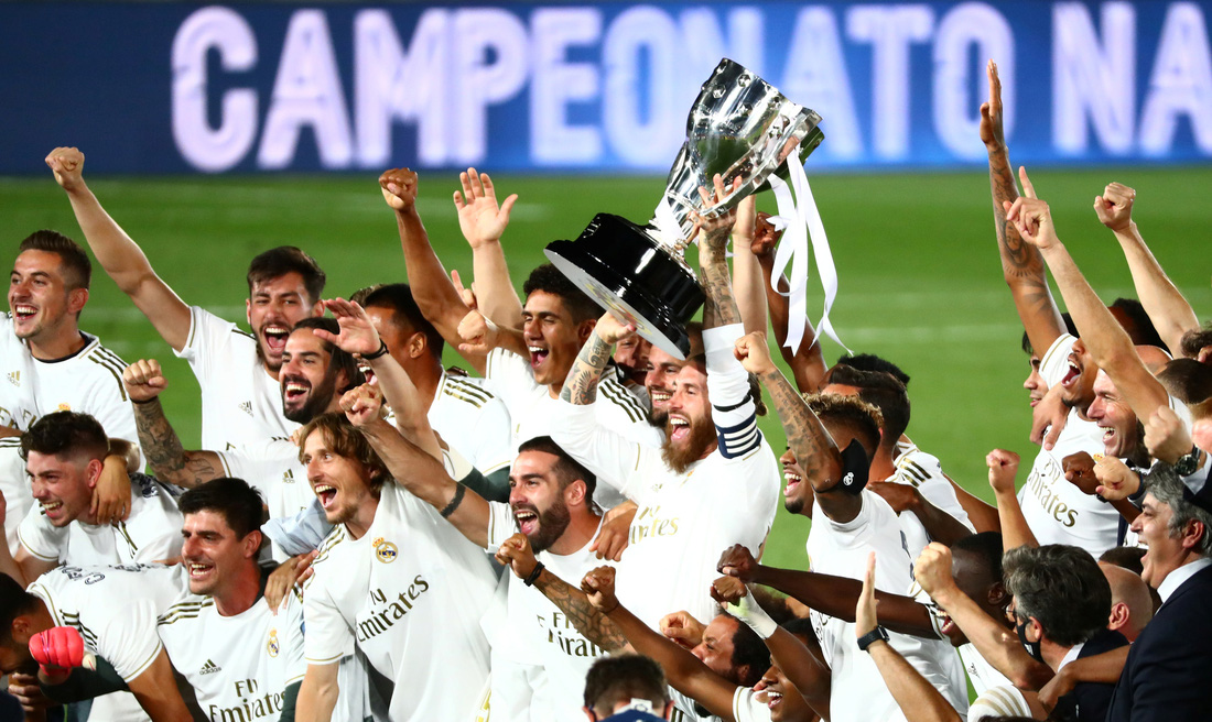 Real Madrid mở hội ăn mừng chức vô địch của mùa giải kéo dài 11 tháng - Ảnh 10.