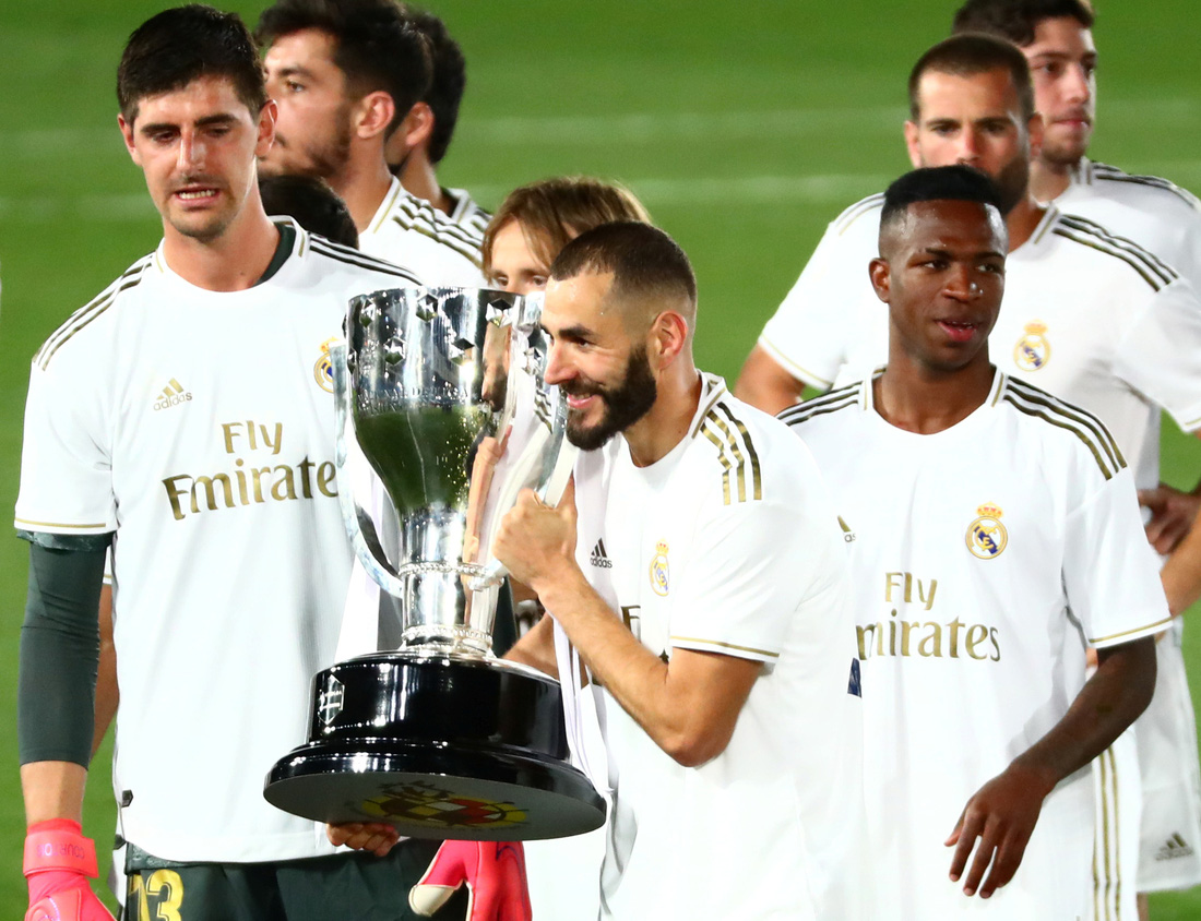 Real Madrid mở hội ăn mừng chức vô địch của mùa giải kéo dài 11 tháng - Ảnh 11.