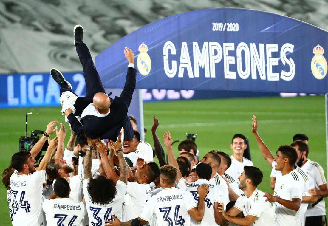 Real Madrid mở hội ăn mừng chức vô địch của mùa giải kéo dài 11 tháng - Ảnh 9.