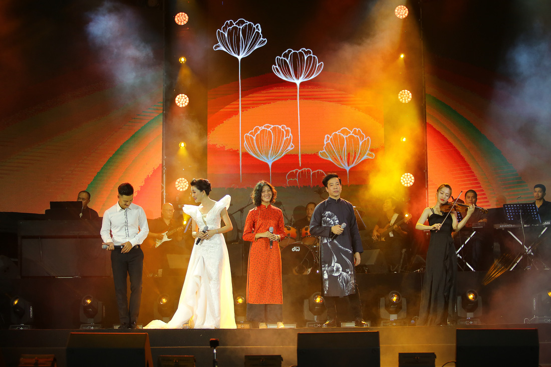 Cánh vạc Kinh Bắc: Hát nhạc Trịnh cho hàng chục ngàn khán giả Bắc Ninh - Ảnh 1.