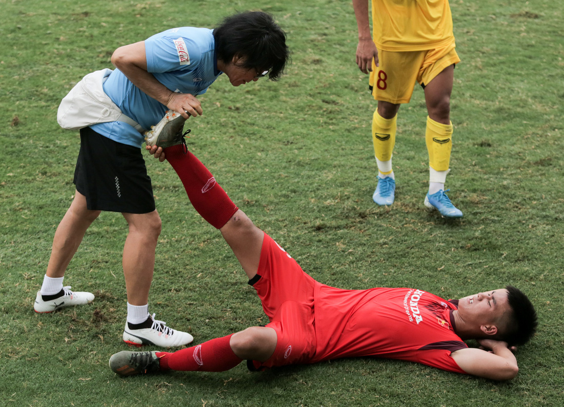 Cầu thủ U22 Việt Nam đuối sức, liên tục nằm sân ở trận đấu tập chiều 2-7 - Ảnh 4.