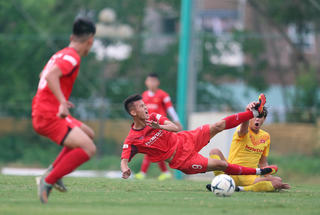 Cầu thủ U22 Việt Nam đuối sức, liên tục nằm sân ở trận đấu tập chiều 2-7 - Ảnh 2.