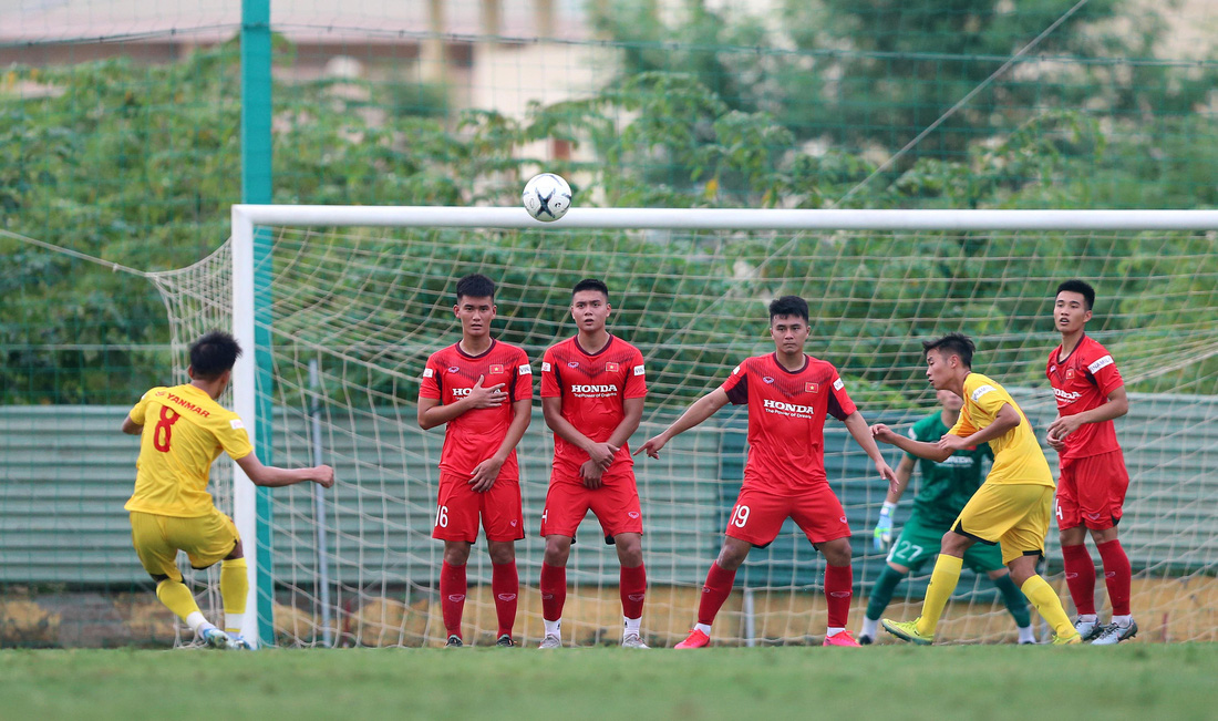 Cầu thủ U22 Việt Nam đuối sức, liên tục nằm sân ở trận đấu tập chiều 2-7 - Ảnh 8.