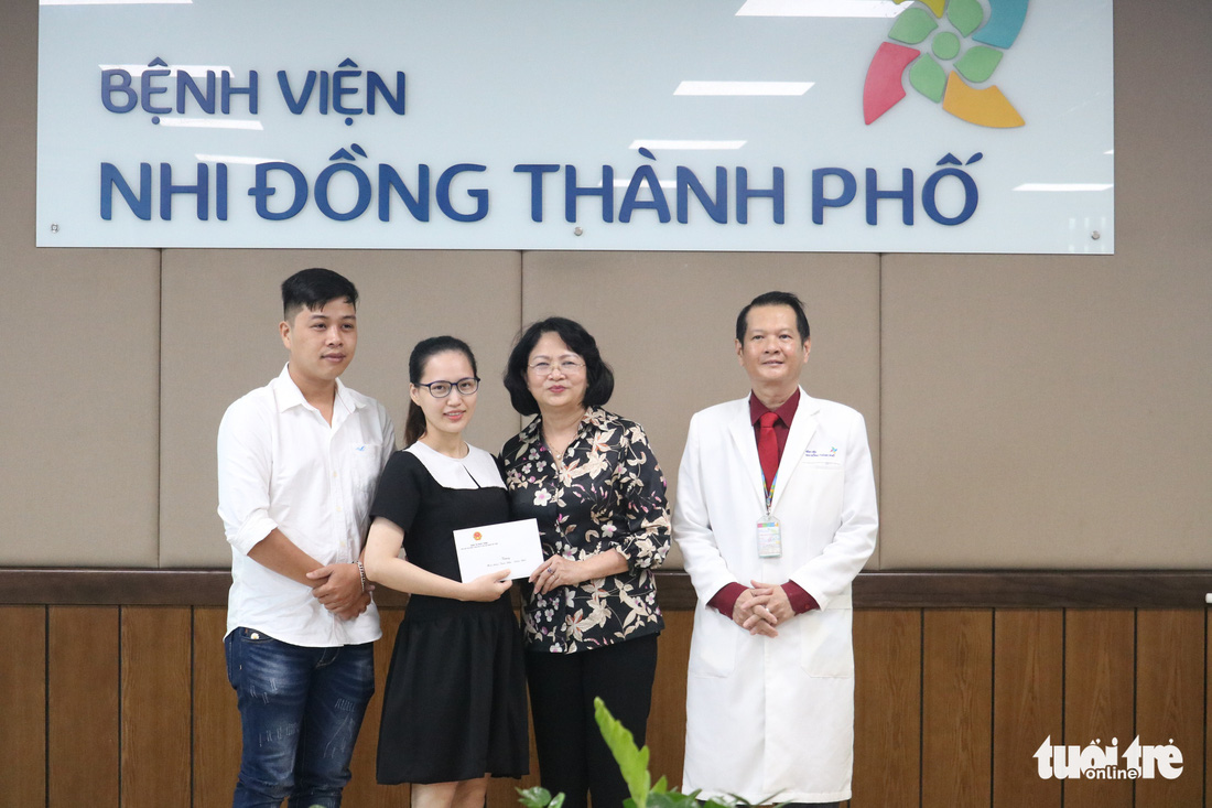 Phó chủ tịch nước thăm hai bé Trúc Nhi - Diệu Nhi: Đây là một ca phẫu thuật rất thần kỳ - Ảnh 5.