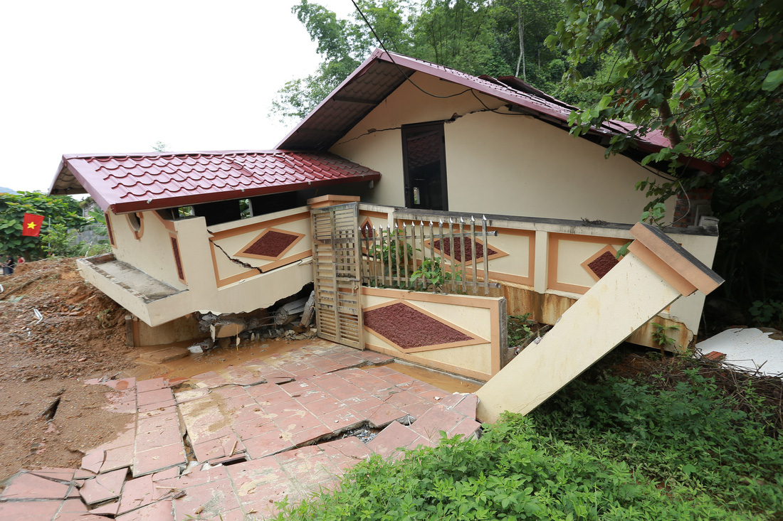 Nhà cửa đổ sập, người dân trắng tay sau mưa lũ ở Hà Giang - Ảnh 3.