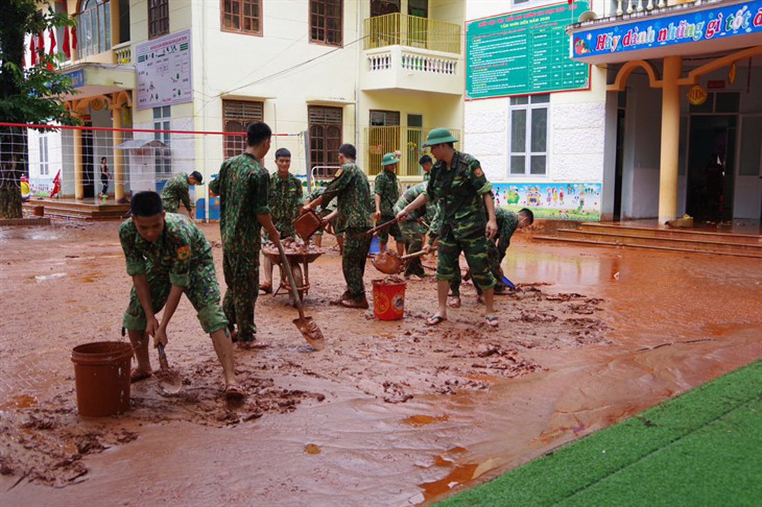 Nhà cửa đổ sập, người dân trắng tay sau mưa lũ ở Hà Giang - Ảnh 8.
