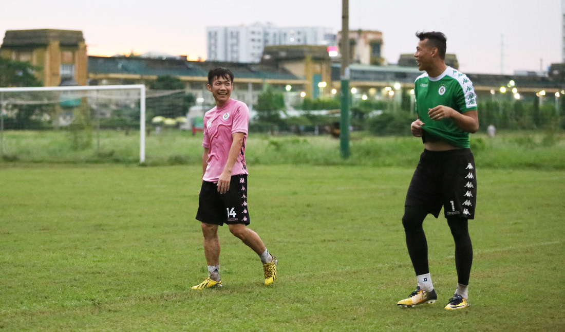 Bộ đôi vô địch AFF Cup 2008 Tấn Tài - Thành Lương tái hợp trong buổi tập ở TP.HCM - Ảnh 5.
