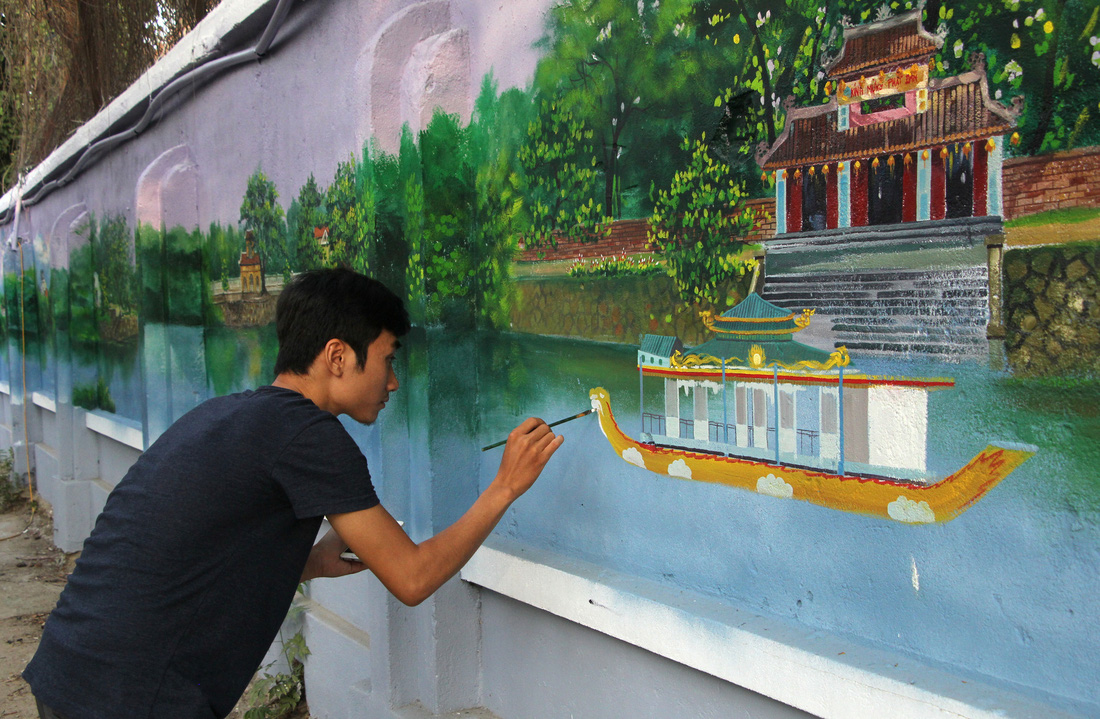 Ngắm sông Hương trên bích họa ở làng ngoại ô Huế - Ảnh 3.