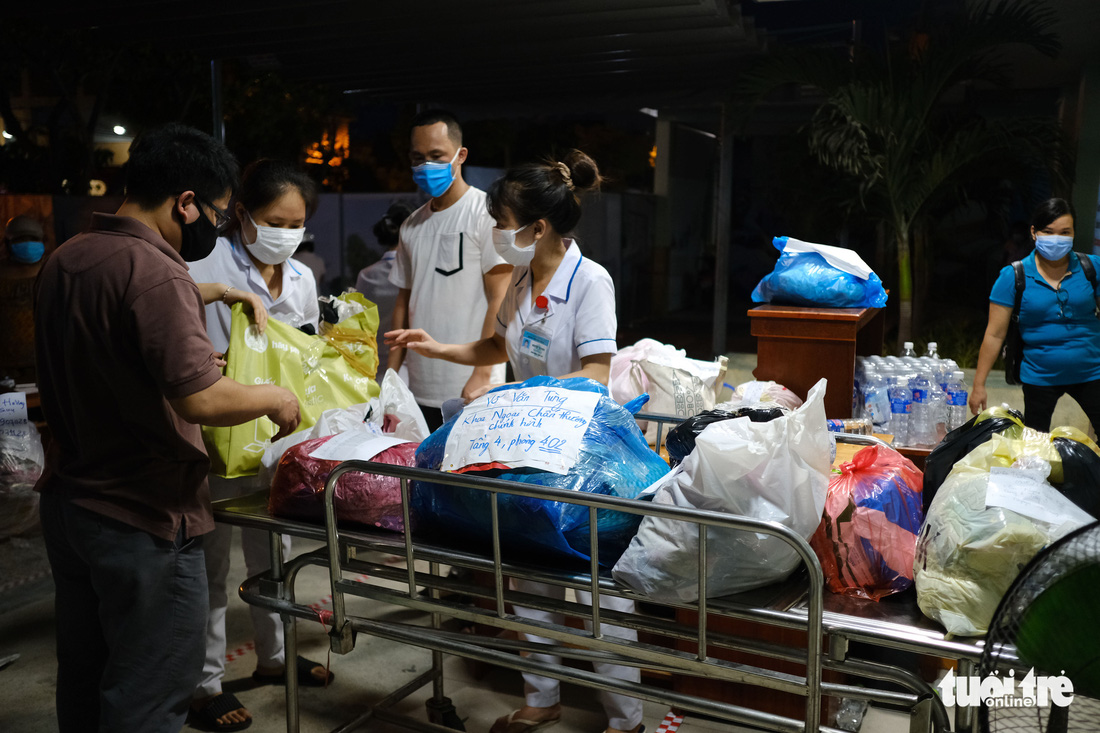 2 bệnh viện ở Đà Nẵng được tiếp tế bằng cách nào để đảm bảo an toàn? - Ảnh 1.