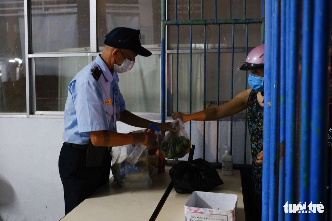 2 bệnh viện ở Đà Nẵng được tiếp tế bằng cách nào để đảm bảo an toàn? - Ảnh 6.