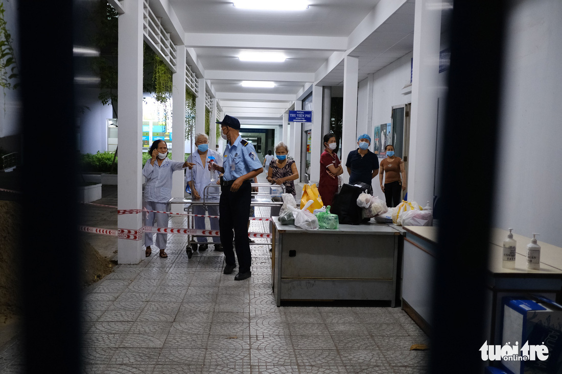 2 bệnh viện ở Đà Nẵng được tiếp tế bằng cách nào để đảm bảo an toàn? - Ảnh 5.