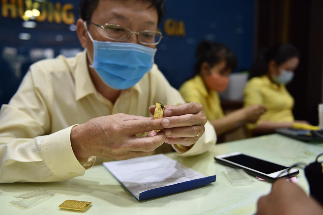 Vàng lên 56,8 triệu /lượng, người dân phản ứng ra sao trong cơn sốt giá vàng? - Ảnh 4.