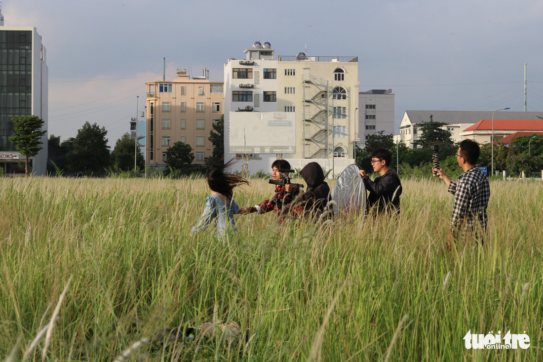 Bạn trẻ Sài Gòn thích thú check-in với cánh đồng cỏ hoang lau trắng - Ảnh 7.