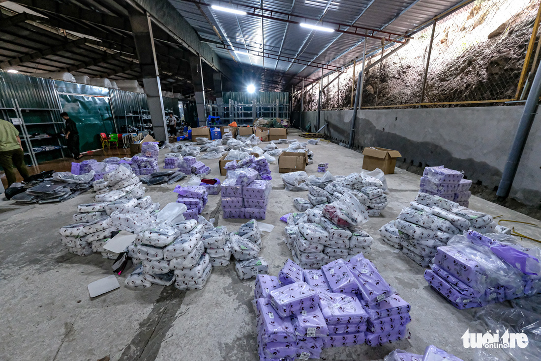 Kho hàng lậu khủng giữa Lào Cai: doanh thu mỗi tháng hơn 10 tỉ đồng - Ảnh 12.