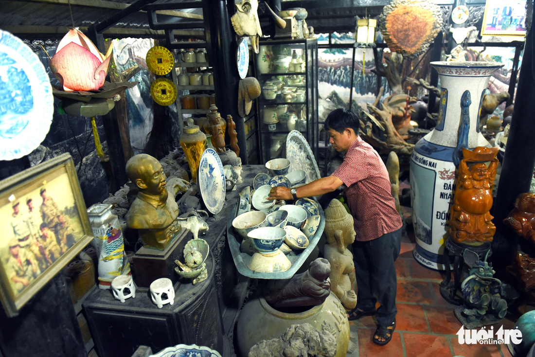 Choáng với kho đồ hàng trăm ngàn cổ vật của một người gốc Hà Nội sống ở Sài Gòn - Ảnh 1.