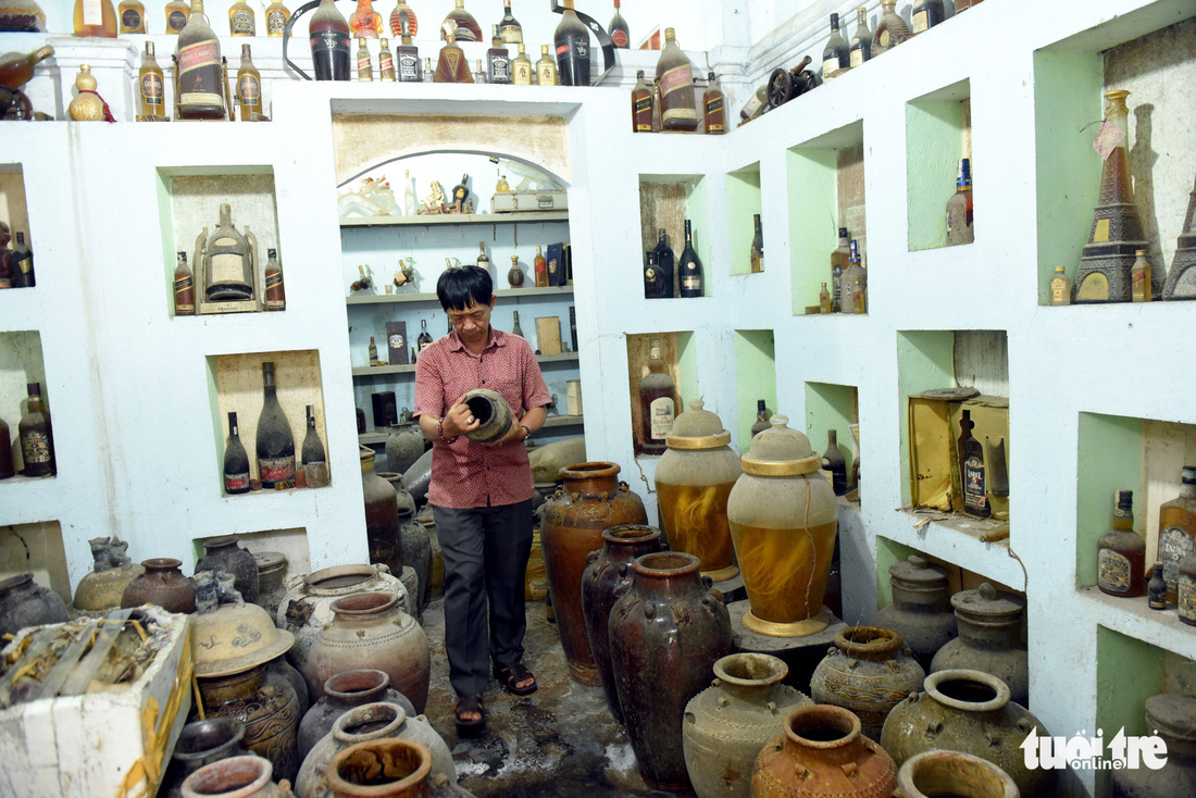 Choáng với kho đồ hàng trăm ngàn cổ vật của một người gốc Hà Nội sống ở Sài Gòn - Ảnh 9.