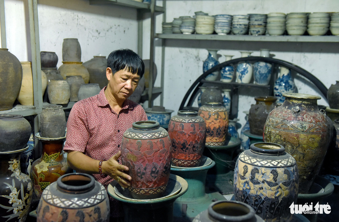 Choáng với kho đồ hàng trăm ngàn cổ vật của một người gốc Hà Nội sống ở Sài Gòn - Ảnh 2.