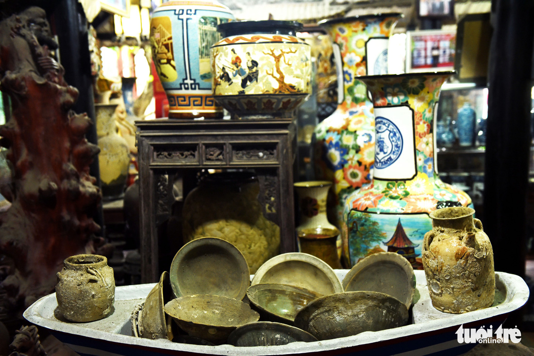 Choáng với kho đồ hàng trăm ngàn cổ vật của một người gốc Hà Nội sống ở Sài Gòn - Ảnh 5.