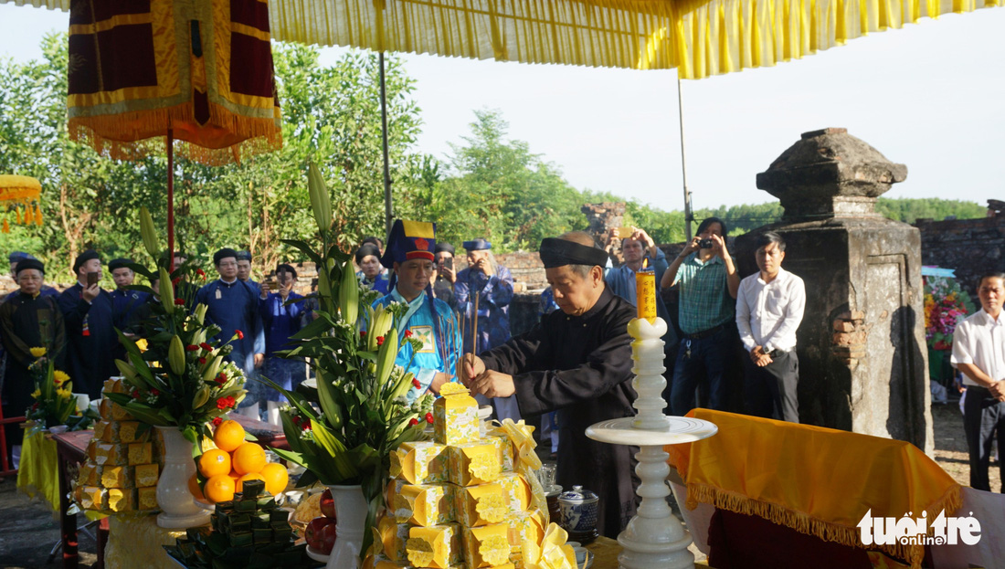 Áo dài diễu phố tri ân chúa Nguyễn Phúc Khoát - Ảnh 2.