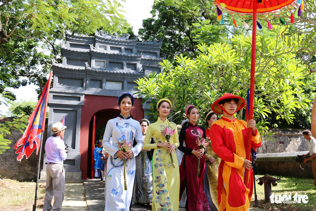 Áo dài diễu phố tri ân chúa Nguyễn Phúc Khoát - Ảnh 8.