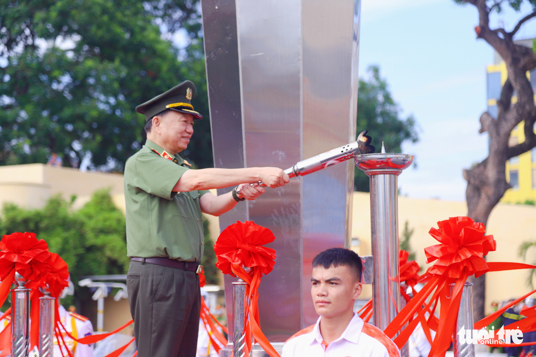 Ngỡ ngàng cảnh chiến sĩ cơ động quấn thanh sắt phi 12 quanh cổ - Ảnh 1.