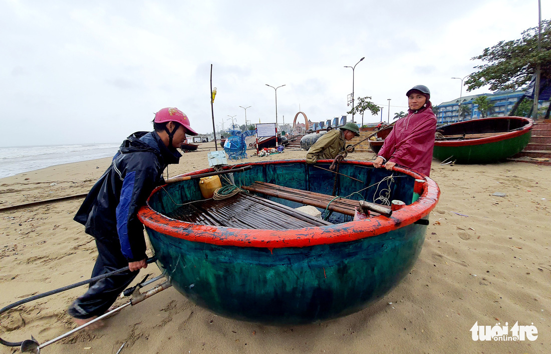 Ngư dân hối hả đưa hải sản vào bờ tránh bão số 2 - Ảnh 3.