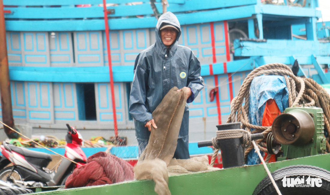 Ngư dân hối hả đưa hải sản vào bờ tránh bão số 2 - Ảnh 10.