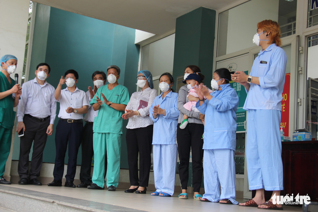 Bé gái 1 tuổi và 9 người khác ở Đà Nẵng được công bố khỏi COVID-19 - Ảnh 3.