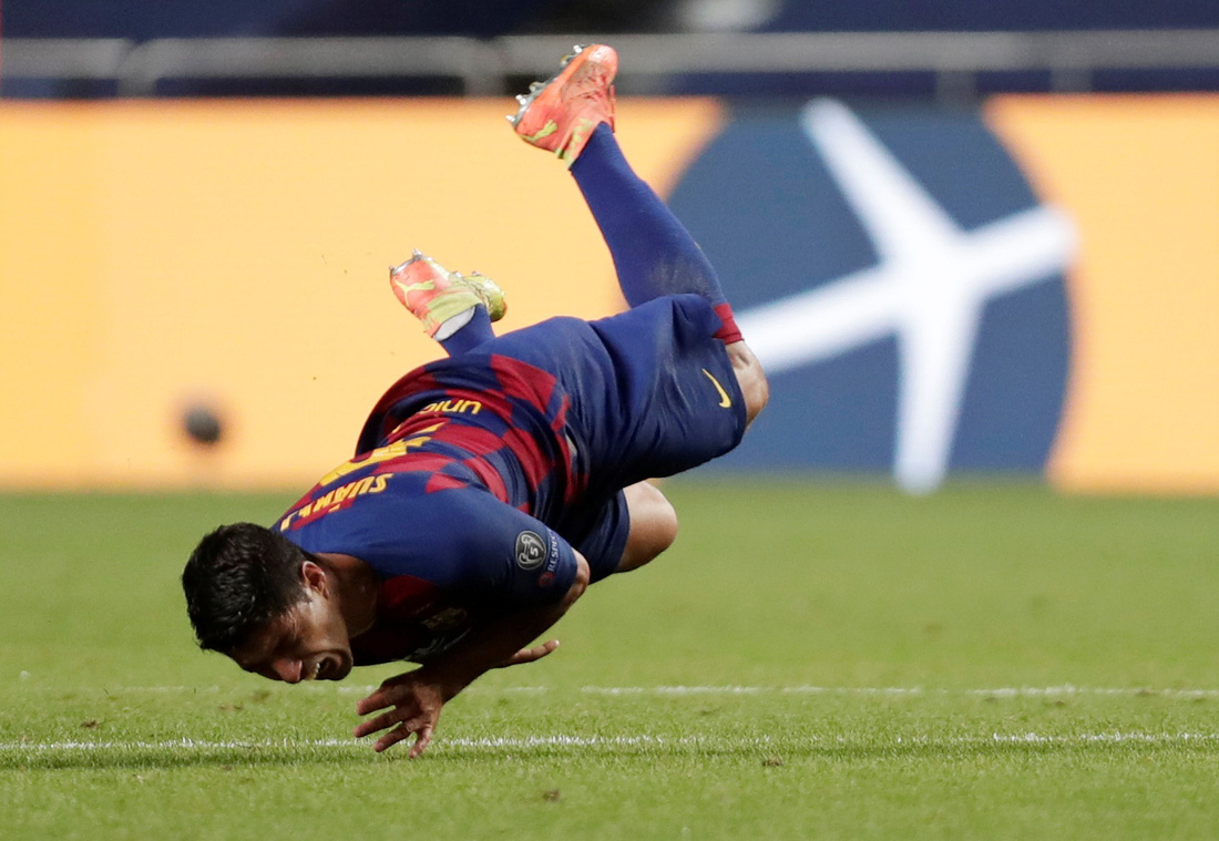 Messi lại vuốt mặt và những khoảnh khắc ấn tượng trận Bayern vùi dập Barca - Ảnh 23.
