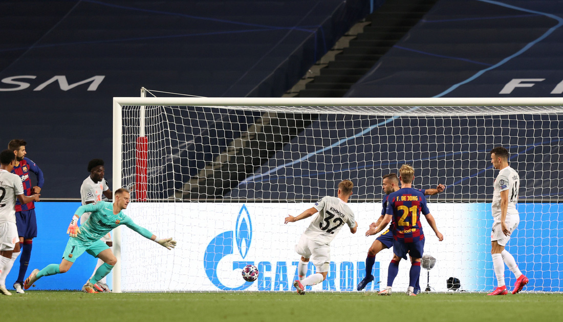Messi lại vuốt mặt và những khoảnh khắc ấn tượng trận Bayern vùi dập Barca - Ảnh 10.