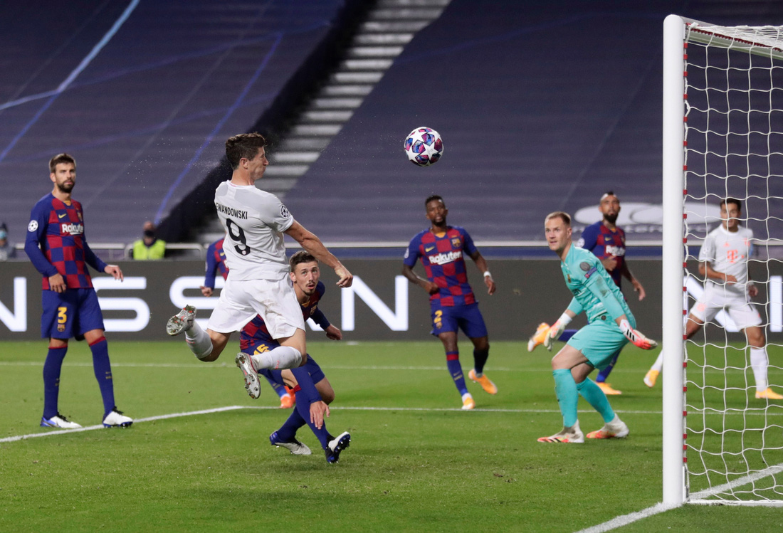 Messi lại vuốt mặt và những khoảnh khắc ấn tượng trận Bayern vùi dập Barca - Ảnh 14.