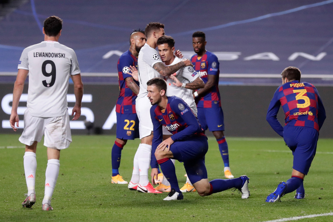 Messi lại vuốt mặt và những khoảnh khắc ấn tượng trận Bayern vùi dập Barca - Ảnh 17.