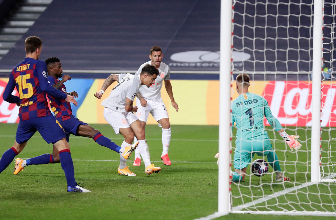 Messi lại vuốt mặt và những khoảnh khắc ấn tượng trận Bayern vùi dập Barca - Ảnh 18.